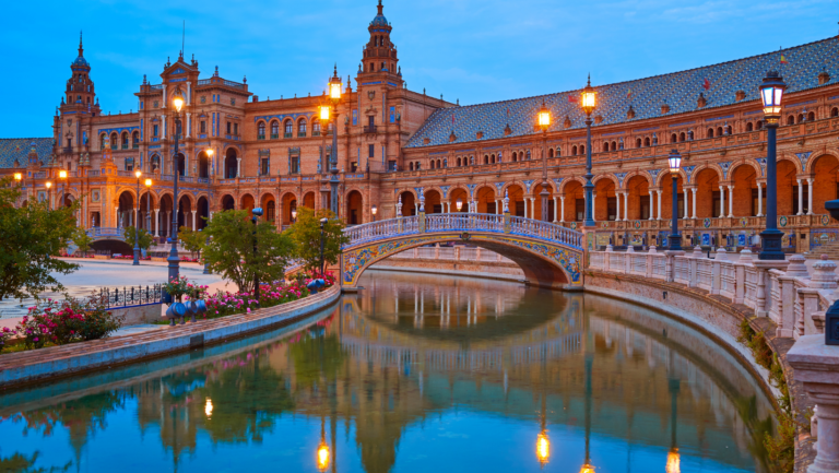 Uno scorcio di Plaza de España, nel Parco di María Luisa, a Siviglia